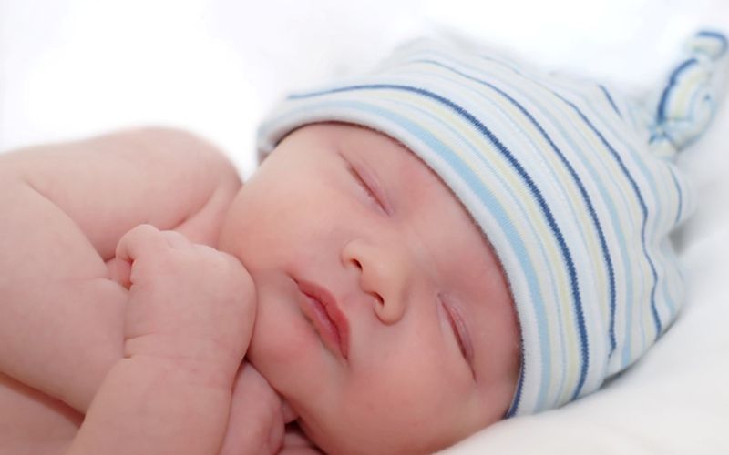 Trẻ sơ sinh thường có mí mắt chưa rõ, cần thời gian để hoàn thiện