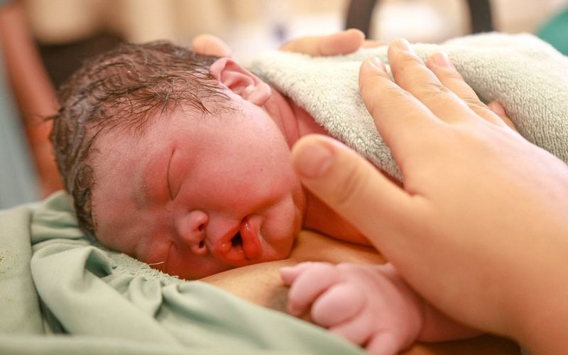 Trẻ vừa mới sinh mắt thường nhắm lại nên không nhìn rõ nếp mí