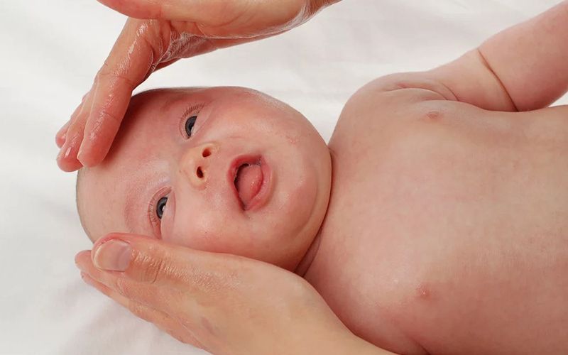 Massage mắt cho bé giúp tăng cường lưu thông máu và lộ rõ nếp mí nhanh hơn