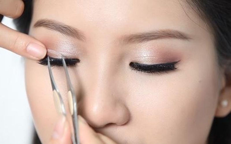 Trang điểm giúp đôi mắt 2 mí sắc nét và đồng đều