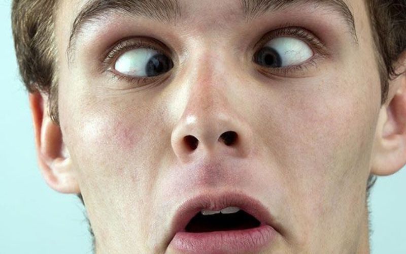 Nam mắt lé có tính cách thiếu trung thực, khó phát triển sự nghiệp