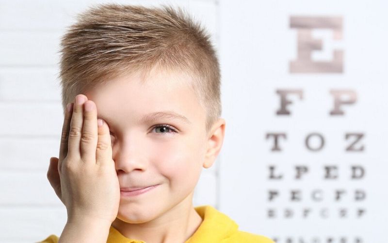 Bài tập bịt 1 mắt giúp trị lé kim hiệu quả tại nhà mà bạn có thể tham khảo