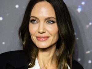 Angelina Jolie là ngôi sao nổi tiếng có đôi mắt long lanh
