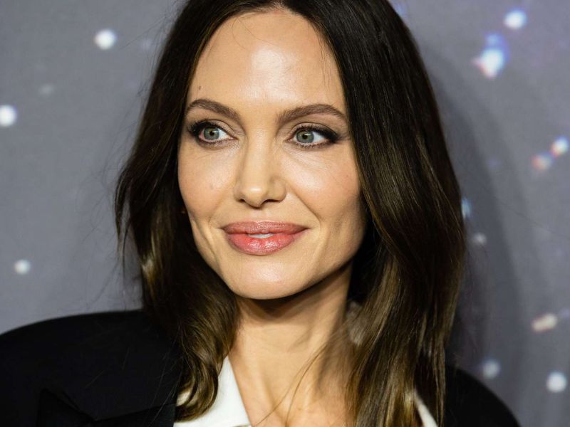 Angelina Jolie là ngôi sao nổi tiếng có đôi mắt long lanh