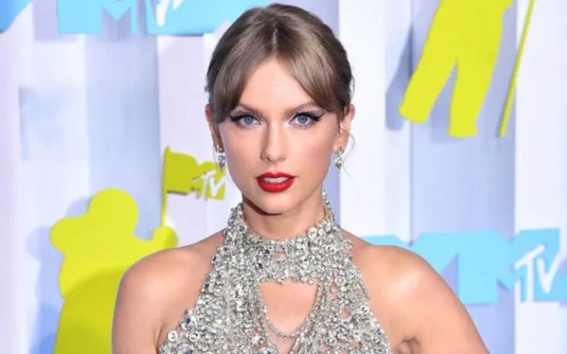 Đôi mắt xanh da trời nổi bật của Taylor Swift