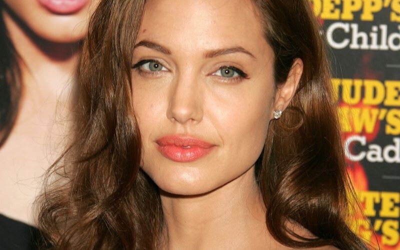 Đôi mắt xanh lá cây và gương mặt đẹp không góc chết của Angelina Jolie