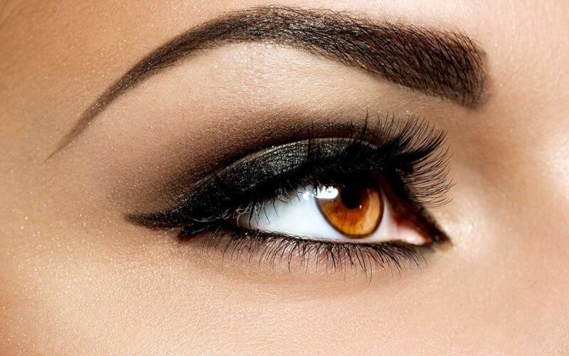 Mắt màu hổ phách đem lại vẻ đẹp rạng ngời, rực rỡ cho người sở hữu