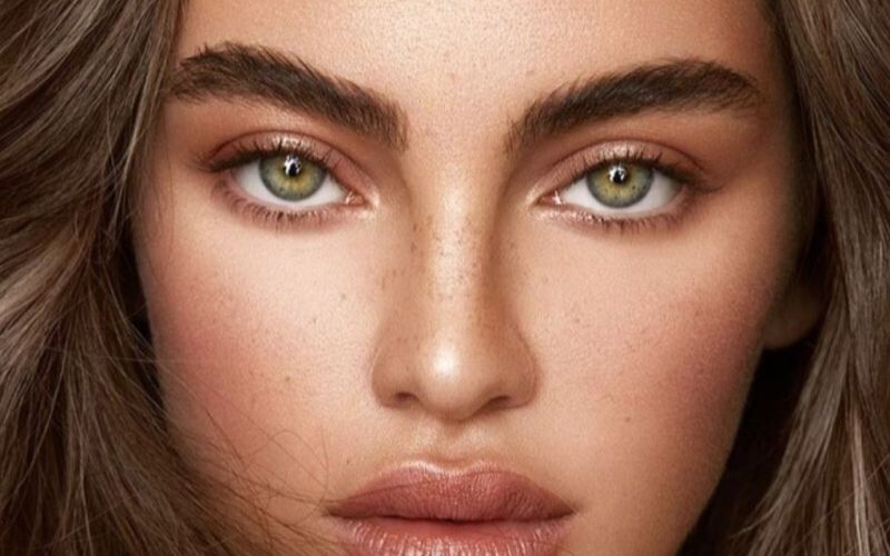 Đôi mắt màu hạt dẻ giúp gương mặt trở nên bí ẩn, quyến rũ hơn rất nhiều
