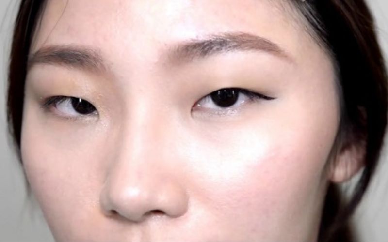 Việc không ngủ đủ và mệt mỏi có thể làm mắt trở nên vô thần