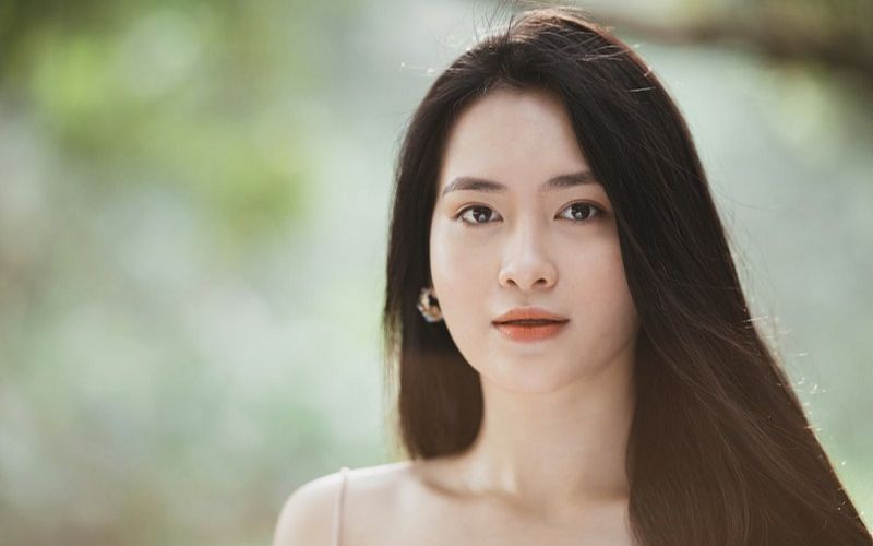 Phụ nữ mắt hạnh nhân mang vẻ đẹp mềm mại dịu dàng
