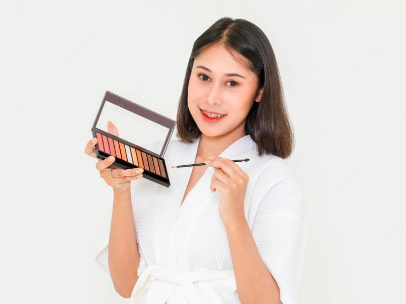 Sử dụng phương pháp trang điểm tạo mắt cười