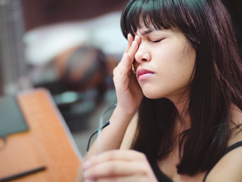 Không nên đưa tay dụi, sờ mạnh lên vùng mắt