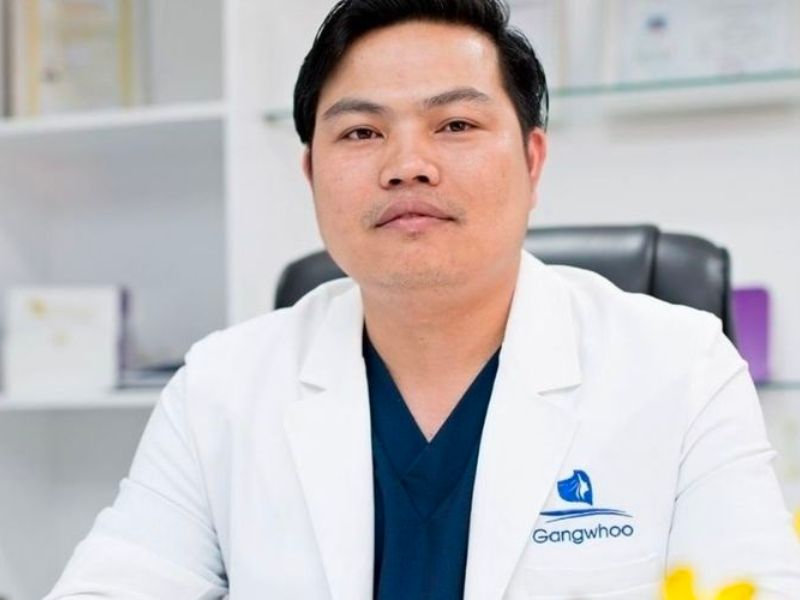 Bác sĩ Phùng Mạnh Cường nổi tiếng với đôi bàn tay phẫu thuật khéo léo