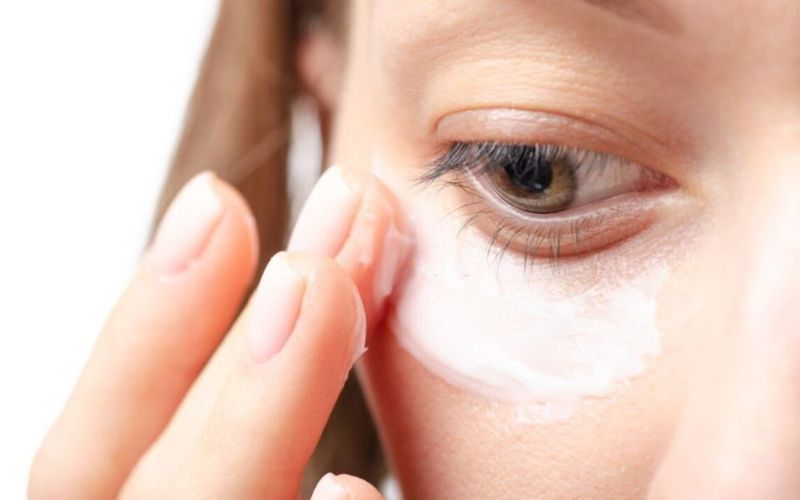 Thoa kem giúp điều trị bọng mắt do bệnh lý an toàn và hiệu quả