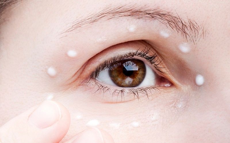 Sử dụng kem chống nắng khi ra ngoài để làm chậm quá trình lão hoá