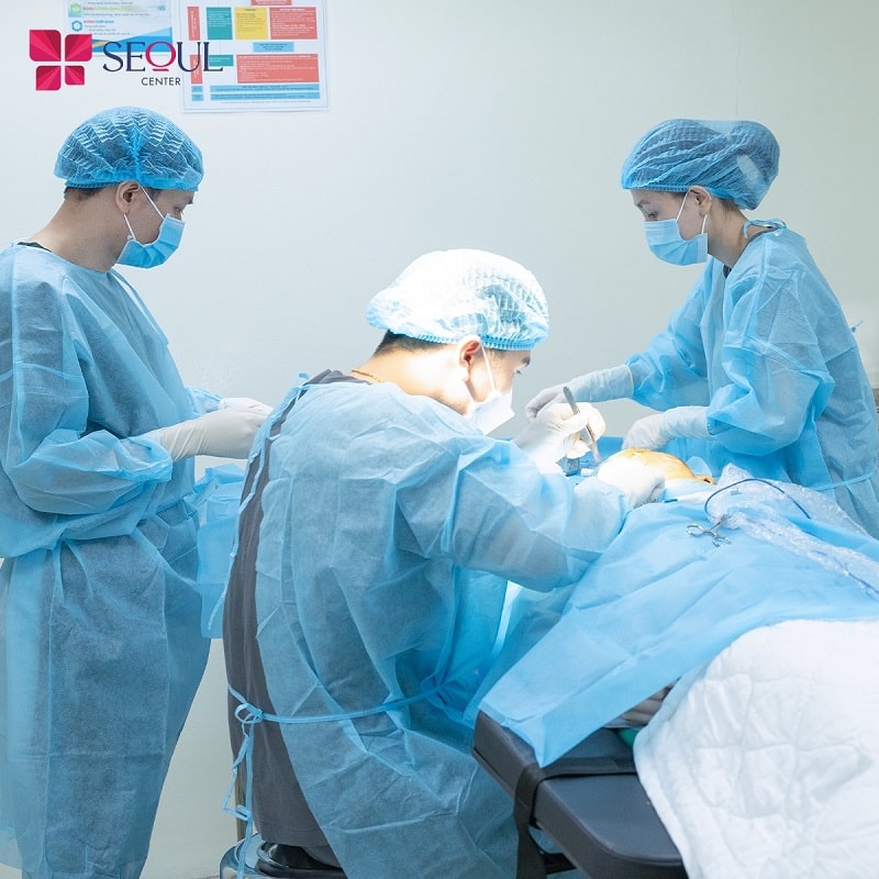 Quá trình phẫu thuật cắt mí được thực hiện trong phòng vô khuẩn