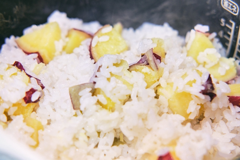 Món khoai độn cơm được chế biến đơn giản, mang đến nhiều lợi ích cho người mới cắt mí