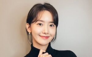 Nữ thần Yoona có bọng mắt cười trông đáng yêu và trẻ trung