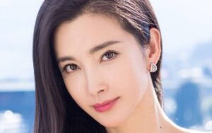 Đôi mắt hạc cuốn hút của nghệ sĩ nổi tiếng Lý Băng Băng