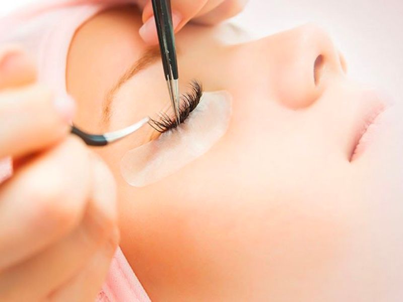 Phương pháp uốn mi collagen phủ đen giúp mi cong và dày hơn