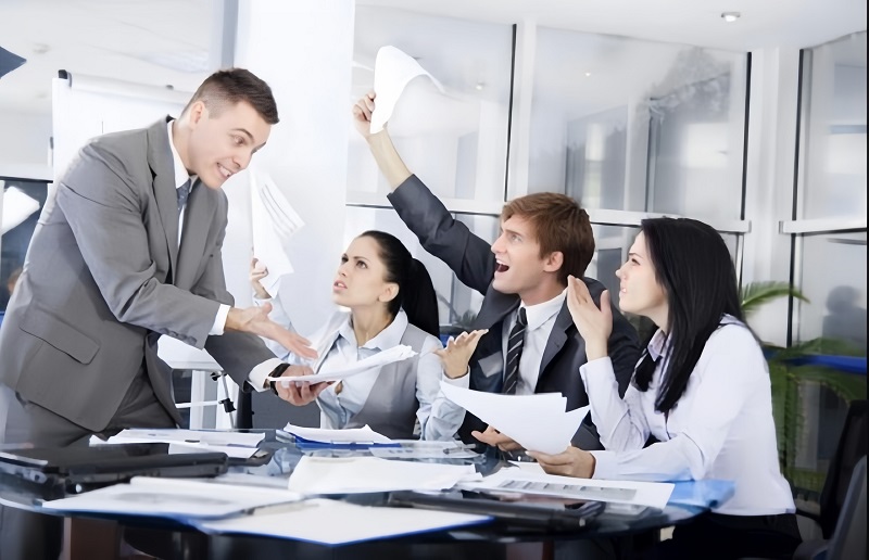 Khuôn mặt lạnh lùng sẽ giúp bạn hạn chế va phải rắc rối trong cuộc sống