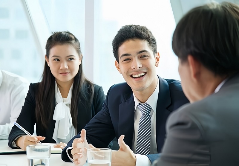 Nên giữ một tone giọng ổn định trong khi giao tiếp với đối tác, đồng nghiệp,...