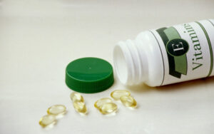 Không nên uống vitamin E sau khi cắt mí để tránh kích ứng vết thương