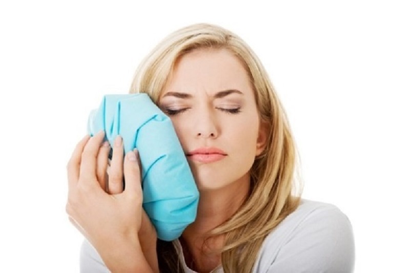 Chườm lạnh sẽ giúp giảm sưng đau, máu bầm