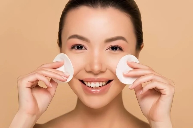 Lau vùng da quanh mí mắt với nước muối sinh lý