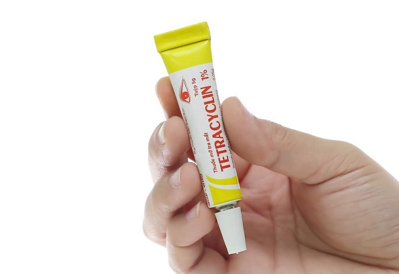 Thoa lớp mỡ Tetracyclin để tránh mắt bị nhiễm trùng