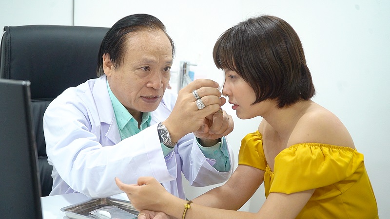 Bác sĩ kiểm tra và tư vấn lựa chọn phương pháp phù hợp