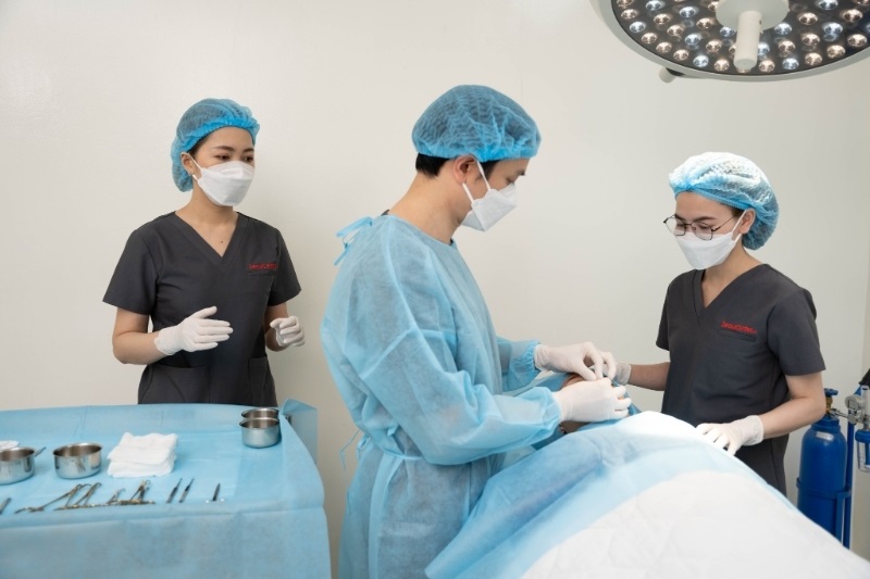 Tay nghề của bác sĩ là một trong những nguyên nhân chính gây ra tình trạng viêm bờ mi mắt sau cắt mí