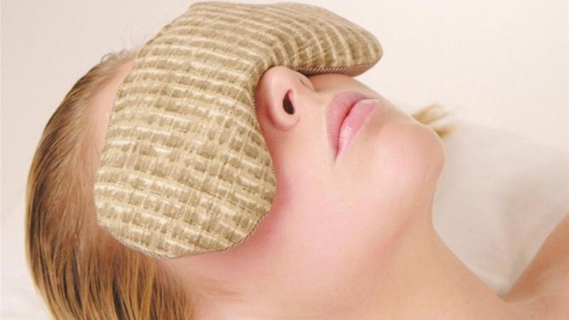   Chườm đá liên tục đúng cách để mí mắt nhanh hết sưng