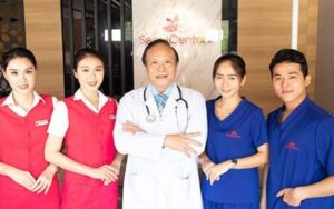 Bác sĩ Nguyễn Kim Khoa nổi tiếng với tay nghề phẫu thuật giỏi, tạo ra mí mắt đẹp