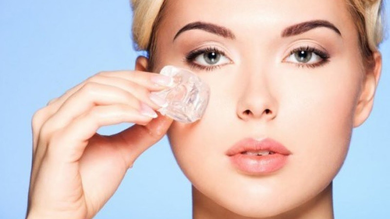 Chườm mắt để giảm sưng húp