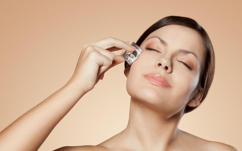 Đá lạnh có tác dụng trị thâm quầng mắt, ngăn ngừa hình thành mỡ mí