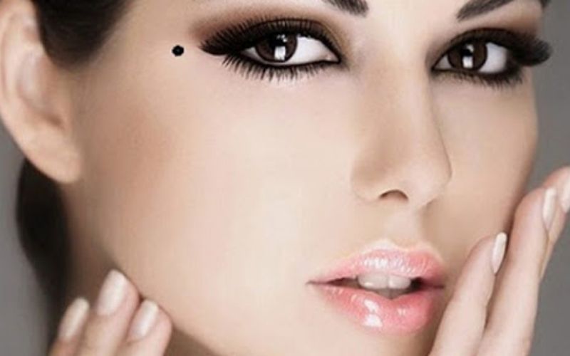 Nốt ruồi ở gần mí mắt bên phải