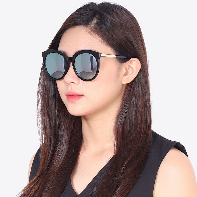   Đeo kính râm giúp giảm cảm giác chói lóa, từ đó giúp bạn cảm thấy thoải mái hơn khi ra ngoài