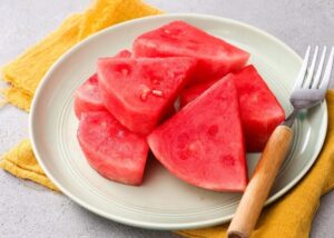 Sau cắt mí hoàn toàn ăn được dưa hấu như bình thường