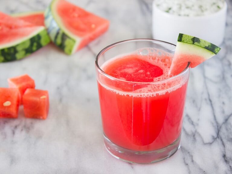 Sau cắt mí, bạn có thể ép dưa hấu và uống mỗi ngày