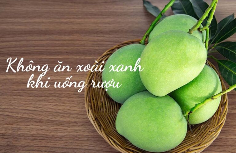 Không nên ăn xoài khi vừa uống rượu vì dễ gây ngộ độc