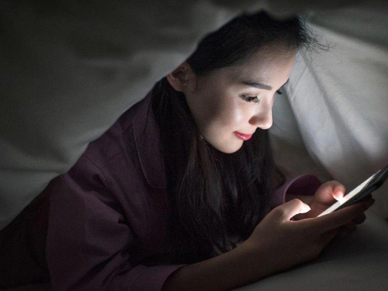 Hạn chế sử dụng điện thoại sau cắt mí