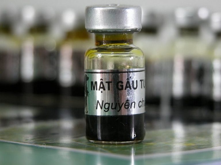 Không nên thoa mật gấu để giảm sưng bầm sau khi cắt mí