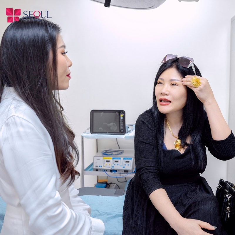 Bác sĩ thẩm mỹ thăm khám và đánh giá khuyết điểm mắt