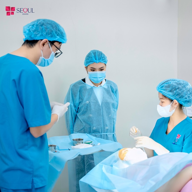 Thực hiện phẫu thuật để loại bỏ mỡ thừa và tạo hình nếp gấp mí hoàn chỉnh