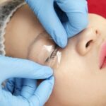 Thuốc gây tê được bôi vào mí mắt có dạng gel hoặc kem