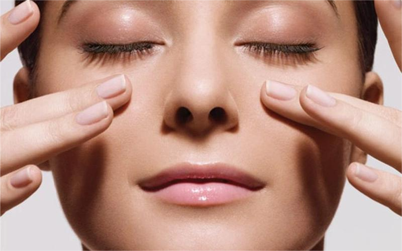 Massage mí mắt nếu cắt mí bị trợn nhẹ
