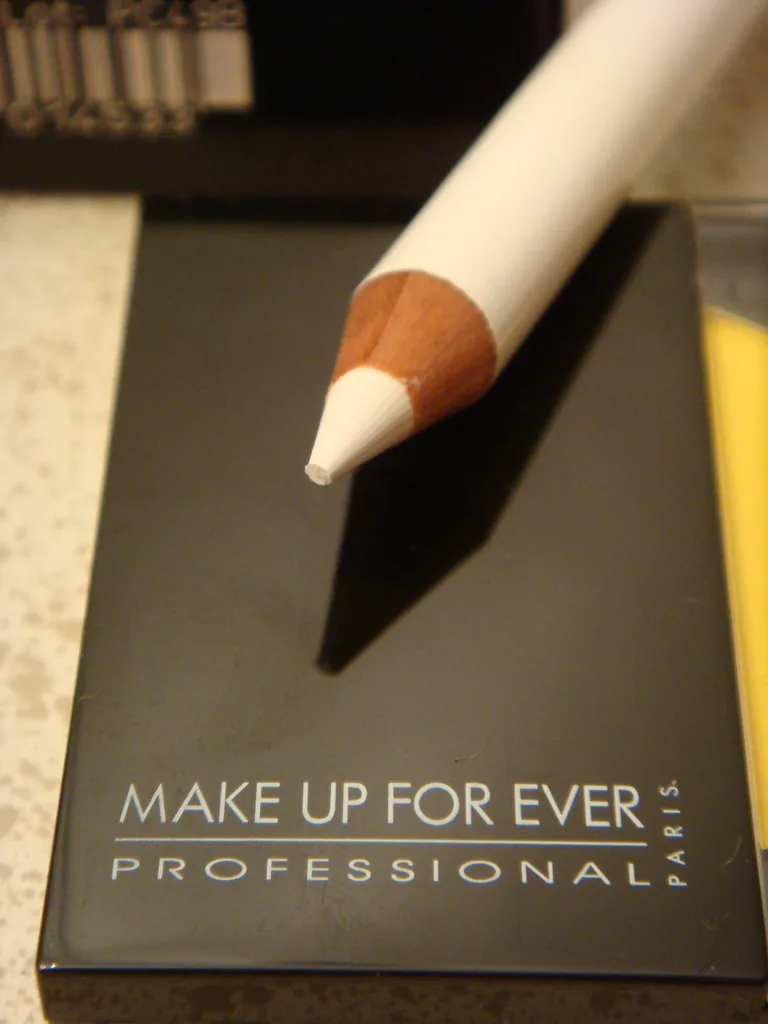 eye makeup techniques, eyeliner application, eyebrow makeup, eyelid makeup