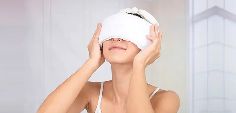 Chườm lạnh sau cắt mí là phương pháp quan trọng giúp làm dịu mí mắt sau cắt
