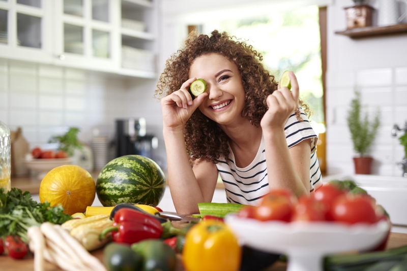 Bổ sung các thực phẩm chứa nhiều vitamin A, C giúp đẩy nhanh quá trình hồi phục sau cắt mí